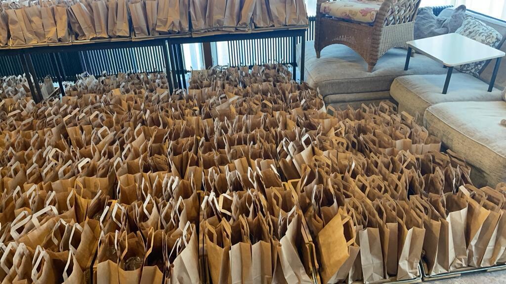 Boodschappen tassen uitdelen kerst
