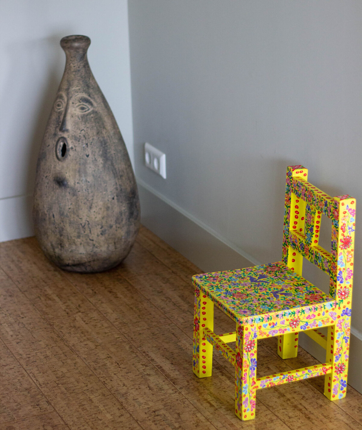 Vase and chair Ivonne