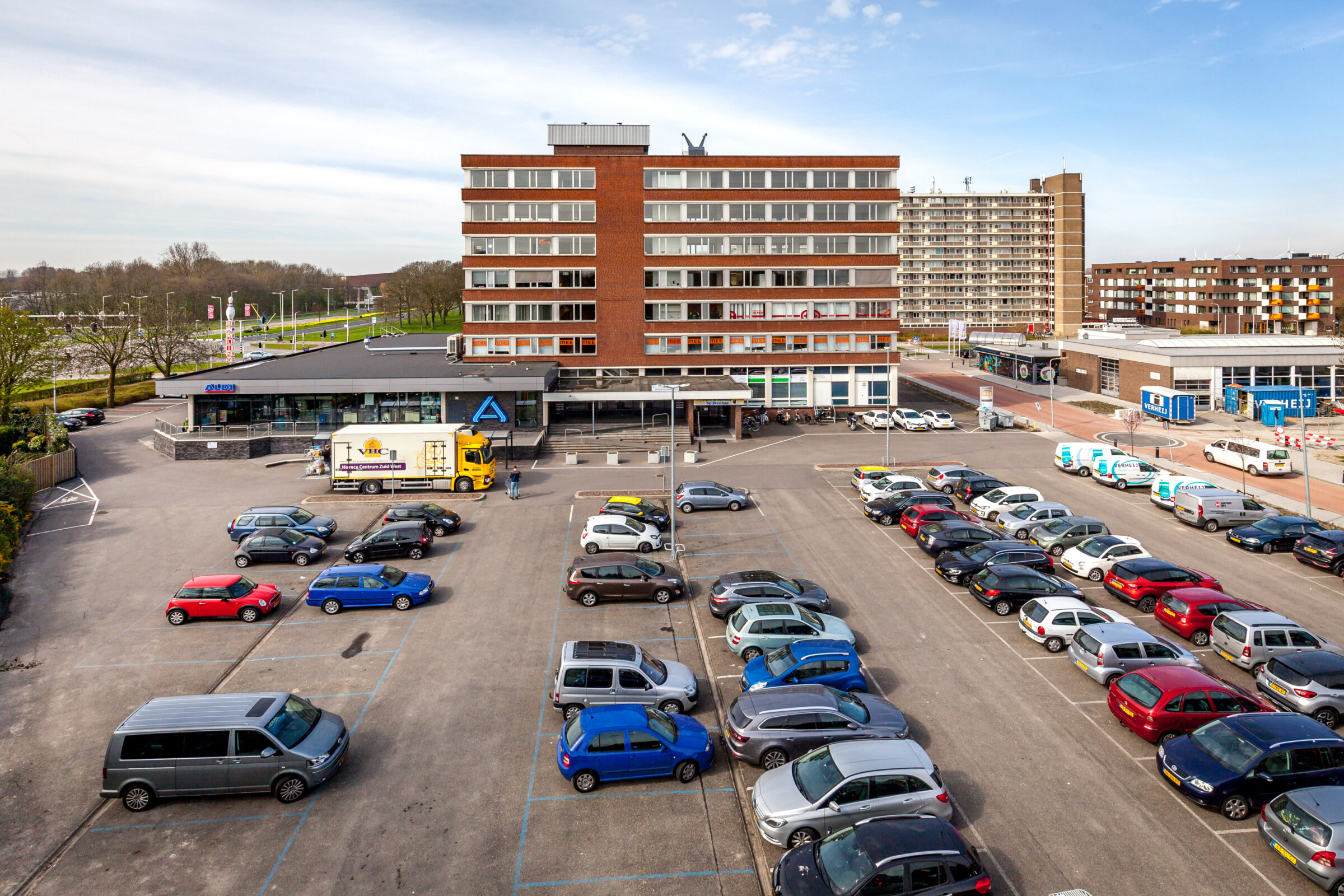 Hoogwerfsingel met parkeerplaats